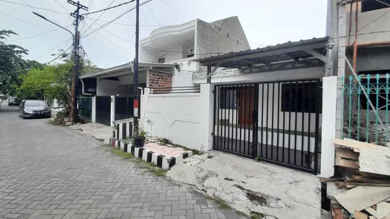 rumah darmo indah timur dekat jalan raya 2 lantai