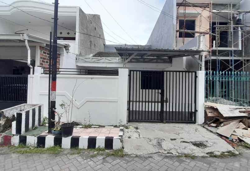 rumah darmo indah timur dekat jalan raya 2 lantai