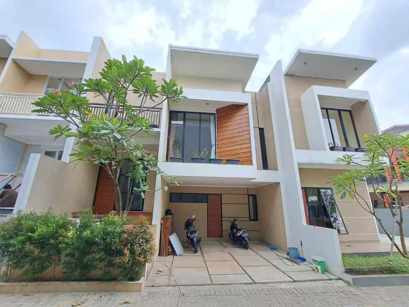 rumah dijual di condet 4 lantai murah posisi hook