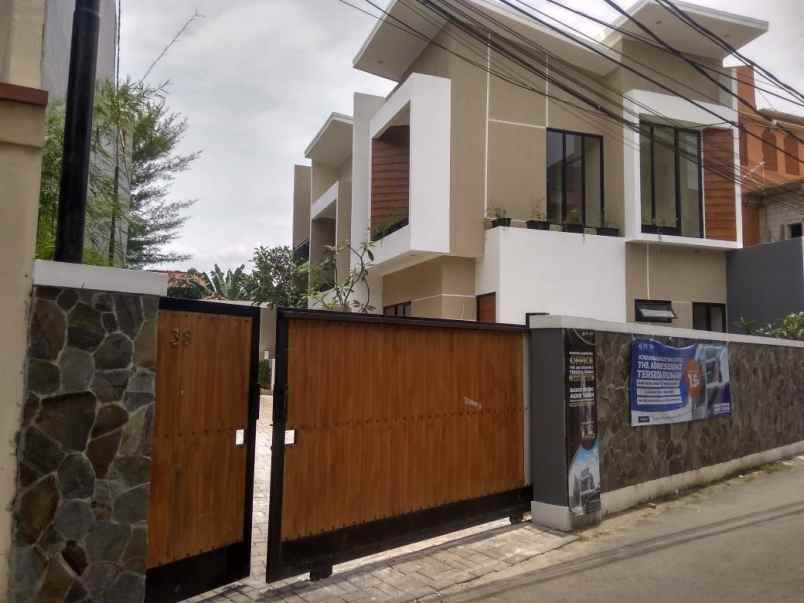 rumah dijual di condet 4 lantai murah posisi hook