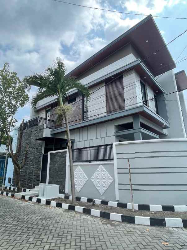 rumah manyar jaya surabaya minimalis row jalan 4 mobil