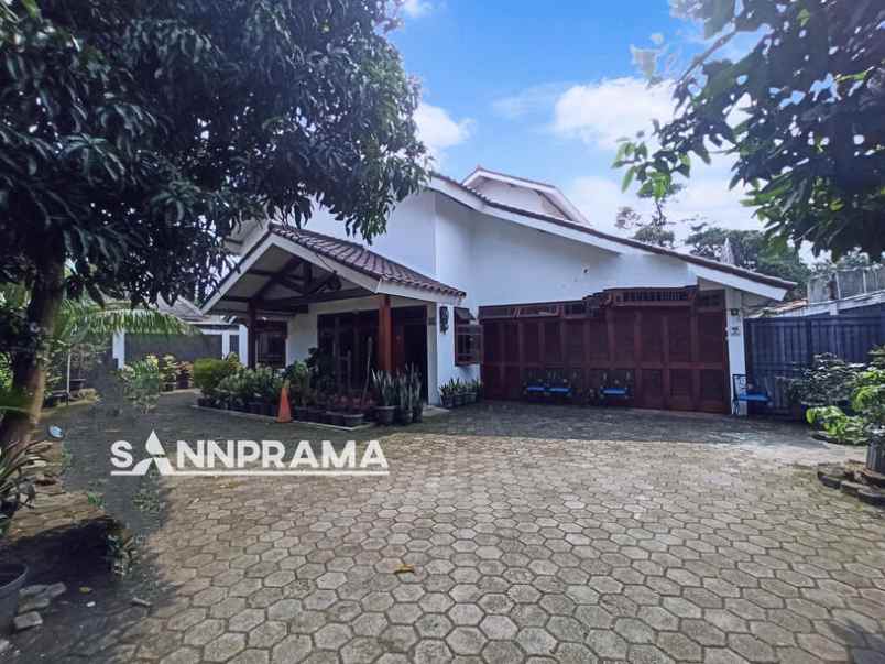 rumah mewah dengan tanah yang luas