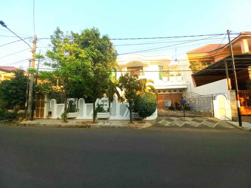 rumah mewah kolam renang pondok kelapa jakarta timur