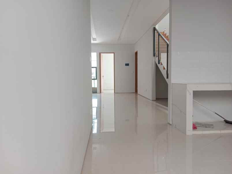 rumah mewah siap huni lingkungan tenang eksklusif