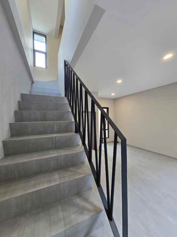 rumah minimalis siap huni di tenga kota di kayu putih