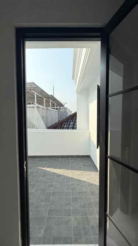 rumah modern classic 3 lantai di jagakarsa jaksel