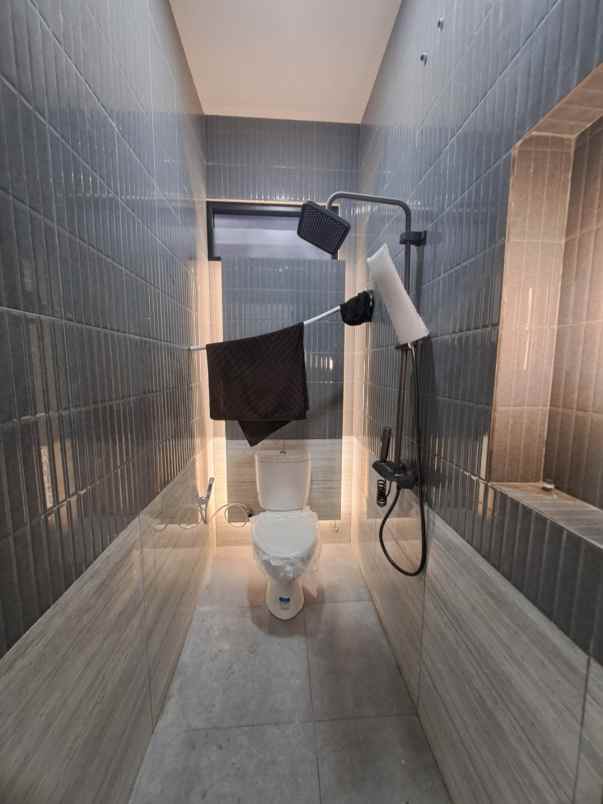 rumah modern kontemporer dalam cluster di jagakarsa