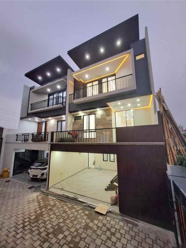 rumah modern kontemporer dalam cluster di jagakarsa