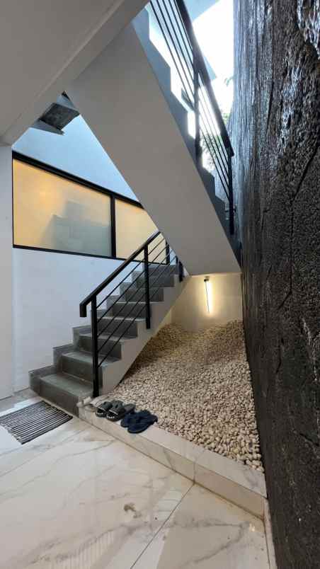 rumah modern minimalis 3 lantai rooftop hanya 2 6 m
