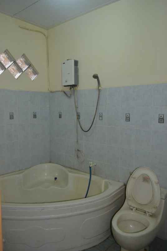 rumah nyaman lingkungan asri dekat pintu tol bsd