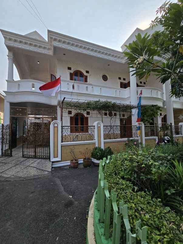 rumah secondary depan taman di pondok kopi