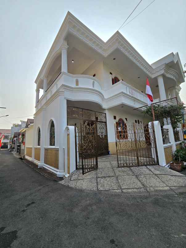 rumah secondary depan taman di pondok kopi