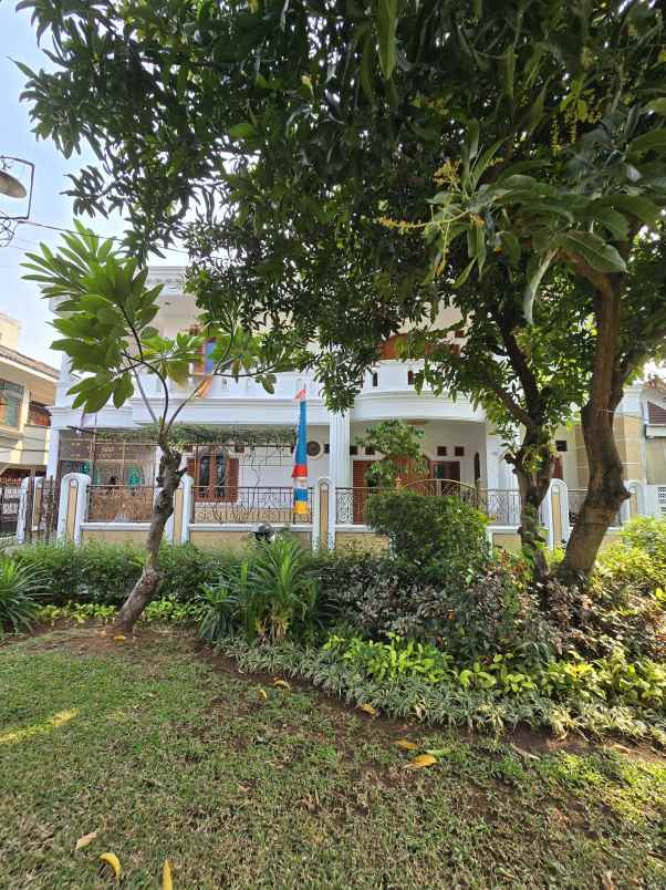 rumah secondary depan taman di pondok kopi