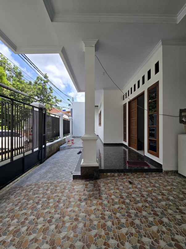 rumah strategis dalam komplek di duren sawit jaktim