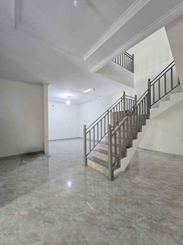 rumah strategis dalam komplek di duren sawit jaktim