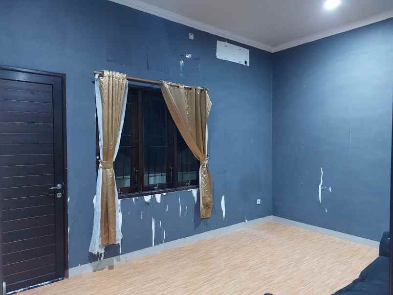 rumah tingkat strategis kota di pesona khayangan depok