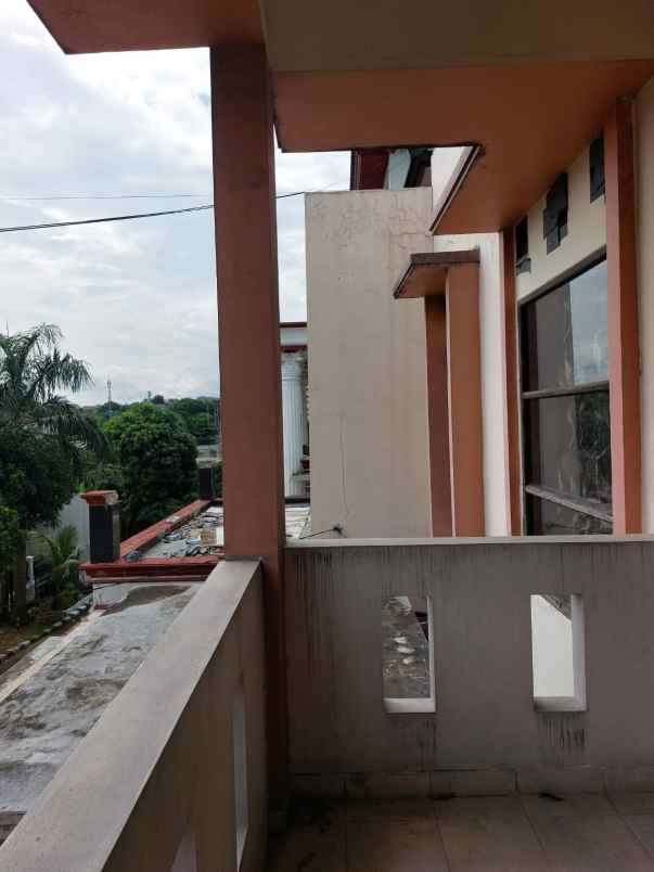 rumah tingkat strategis kota di pesona khayangan depok