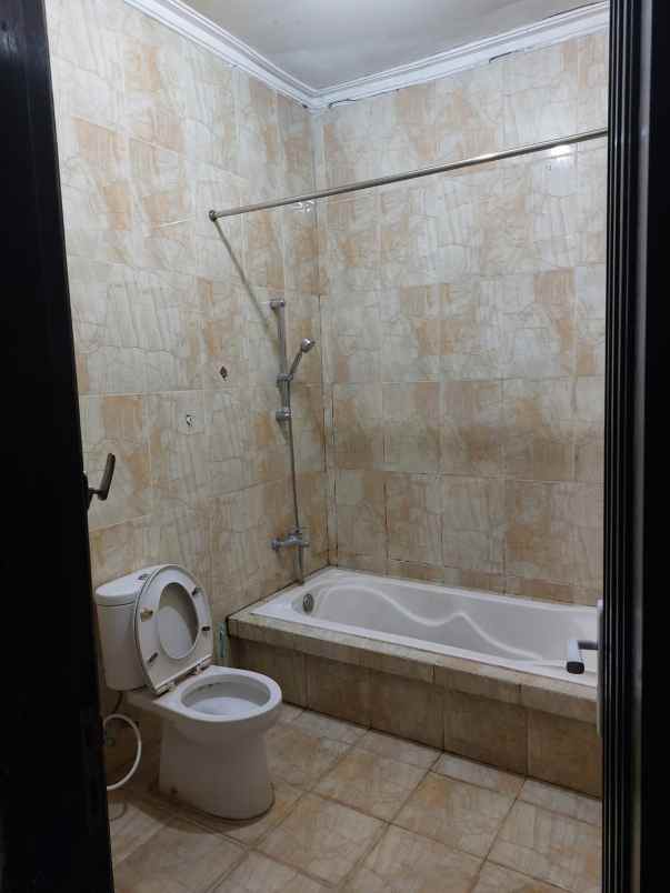 rumah tingkat strategis kota di pesona khayangan depok