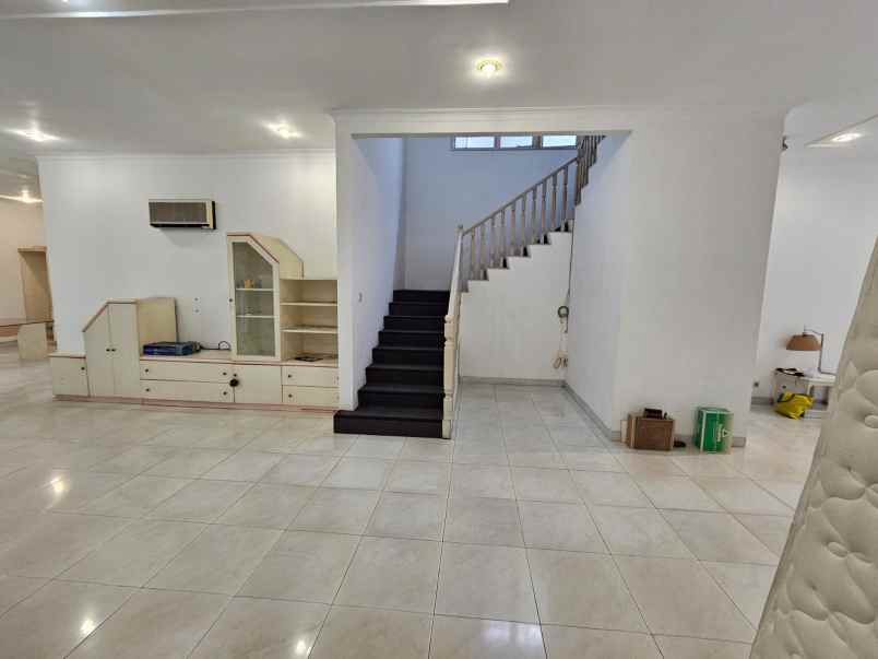 sewa rumah semi furnished intercon jak bar