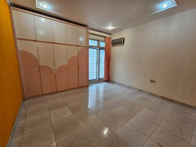 sewa rumah semi furnished intercon jak bar