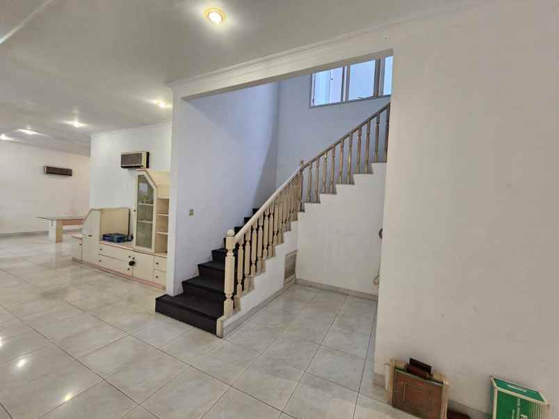 sewa rumah semi furnished intercon jak bar