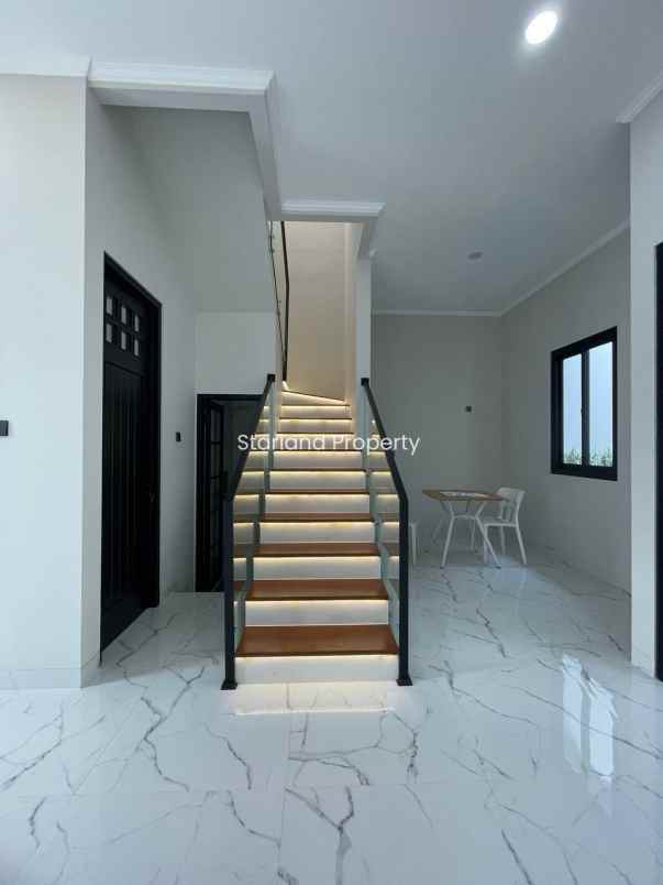 siap huni rumah mewah 3 lantai harga 2 7 m di joglo