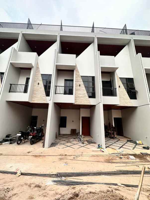 townhouse utan kayu matraman rumah tiga lantai mewah