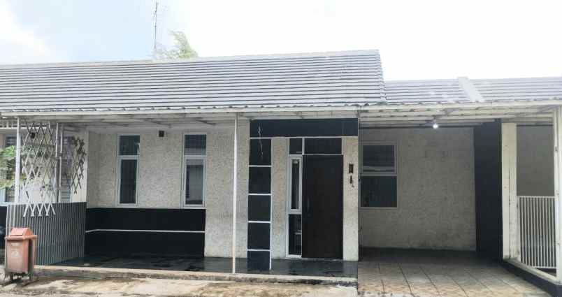 dijual cepat rumah di komplek bumi ciwastratown house