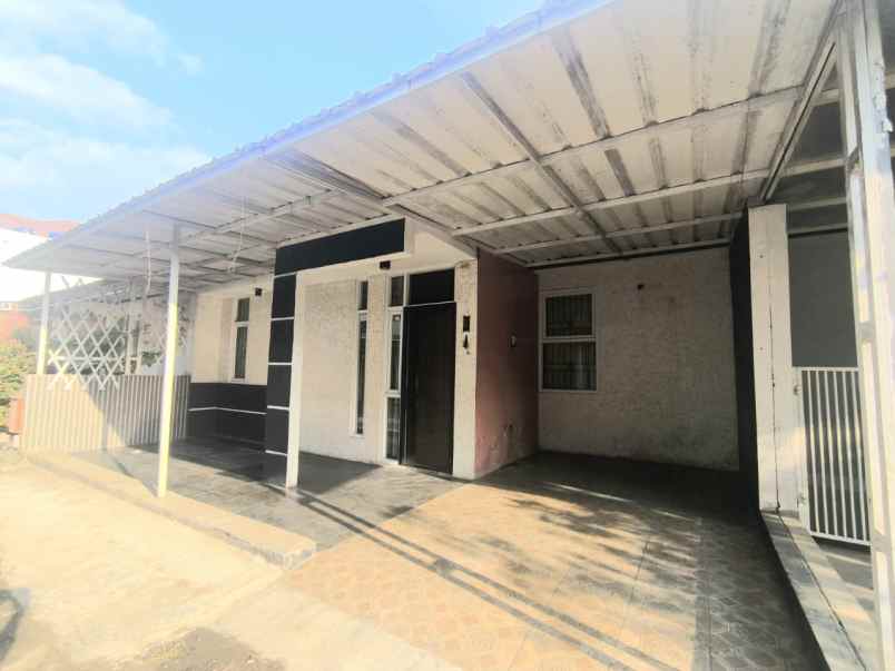 dijual cepat rumah di komplek bumi ciwastratown house