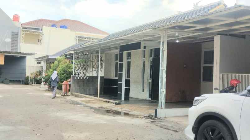 dijual cepat rumah di komplek bumi ciwastratown house