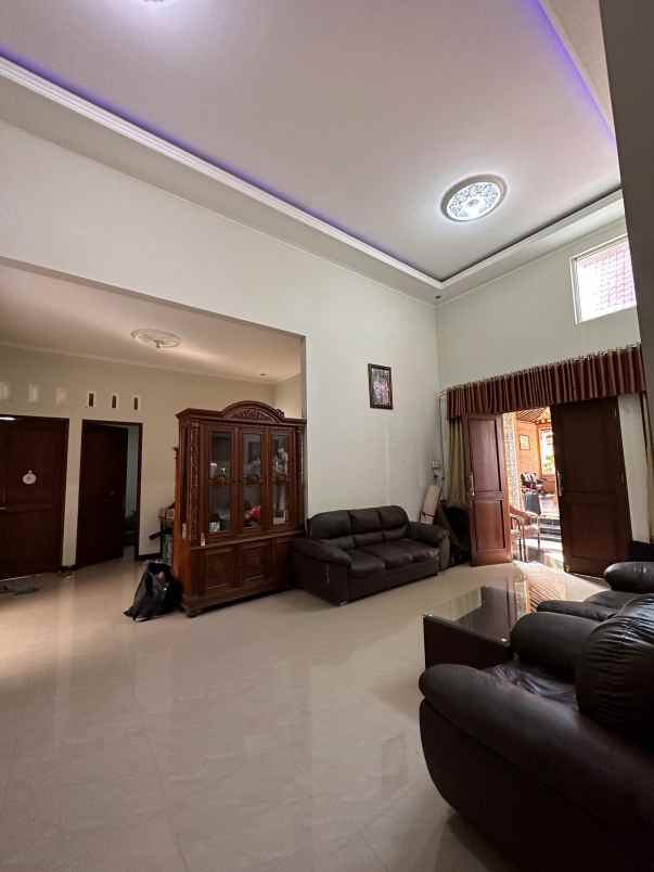 dijual joglo beserta rumah hunian