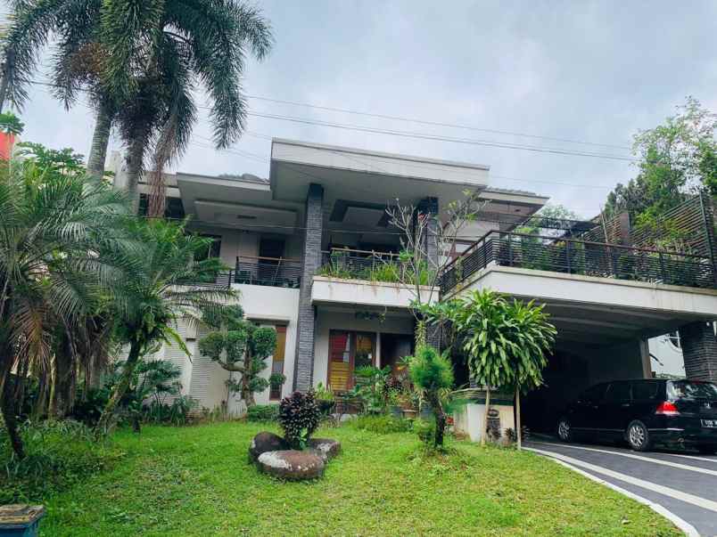 dijual rumah 2 lantai full furnish ada swimming pool