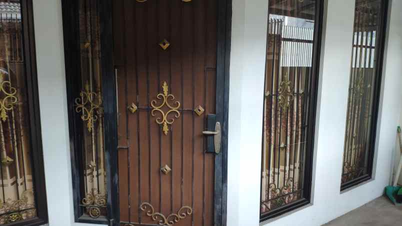 dijual rumah 2 lantai full furnished di jakarta timur