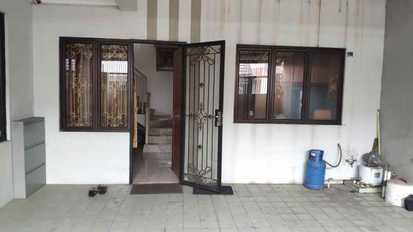 dijual rumah 2 lantai full furnished di jakarta timur