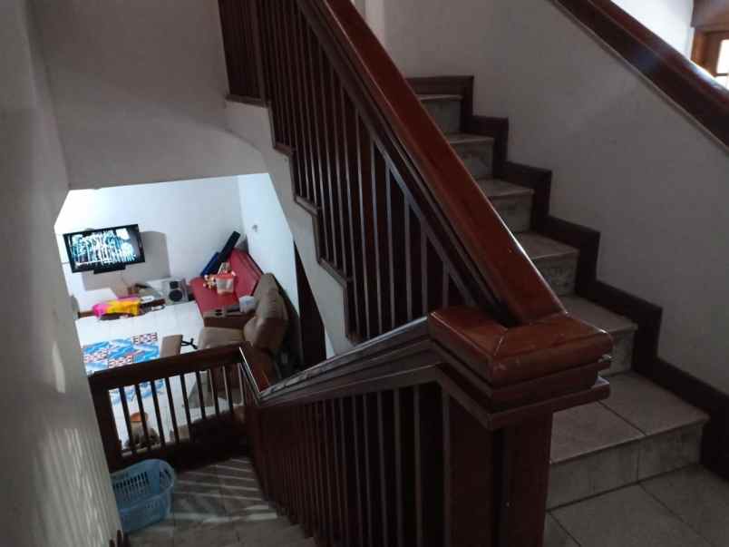 dijual rumah 2 lantai mewah arsitektur motif kayu jati