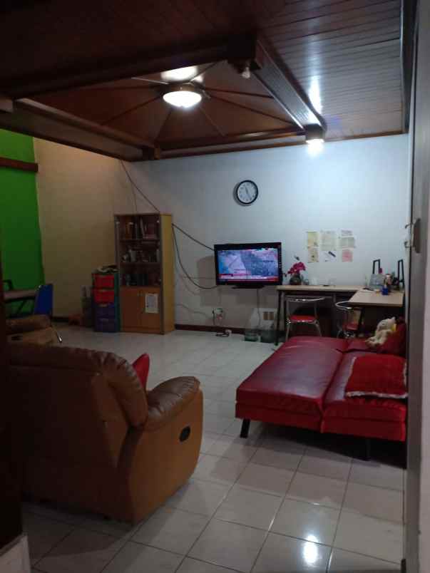 dijual rumah 2 lantai mewah arsitektur motif kayu jati