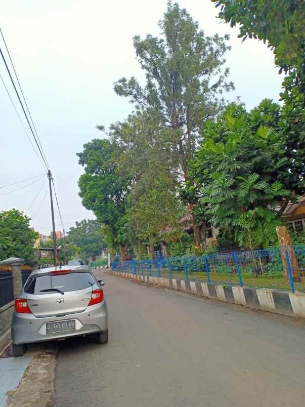 dijual rumah 2 lantai mewah arsitektur motif kayu jati