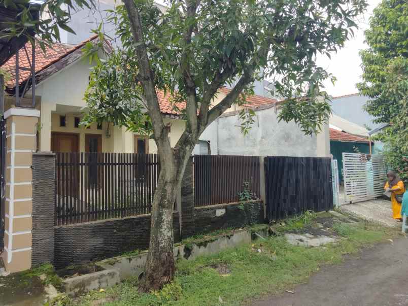 dijual rumah apa ada nya lokasi strategis di perumahan