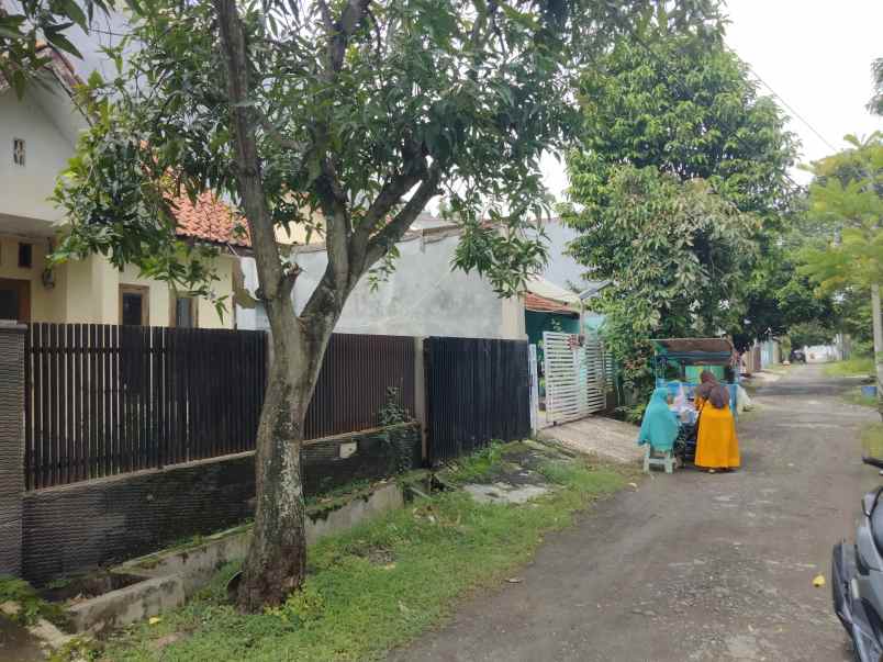 dijual rumah apa ada nya lokasi strategis di perumahan
