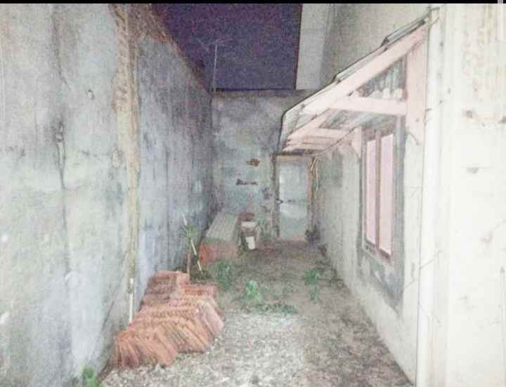 dijual rumah apa ada nya lokasi strategis di perumahan