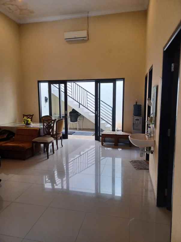 dijual rumah araya