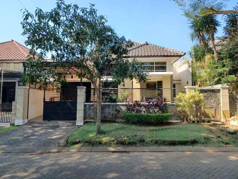 dijual rumah araya