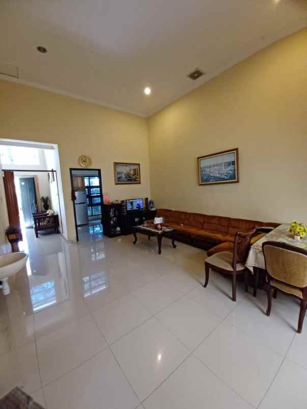 dijual rumah araya