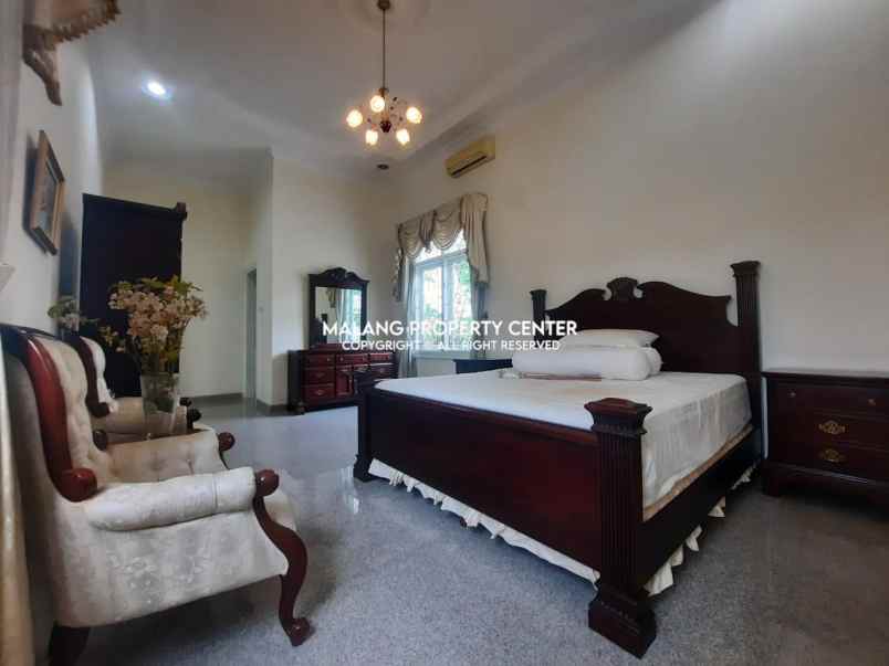 dijual rumah araya golf