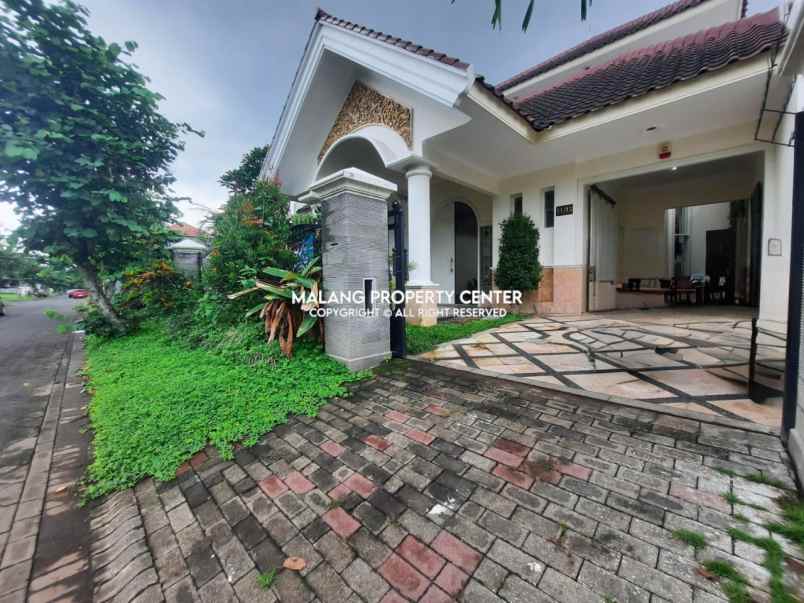 dijual rumah araya golf