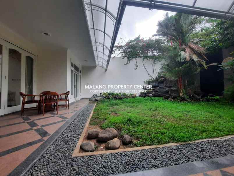 dijual rumah araya golf