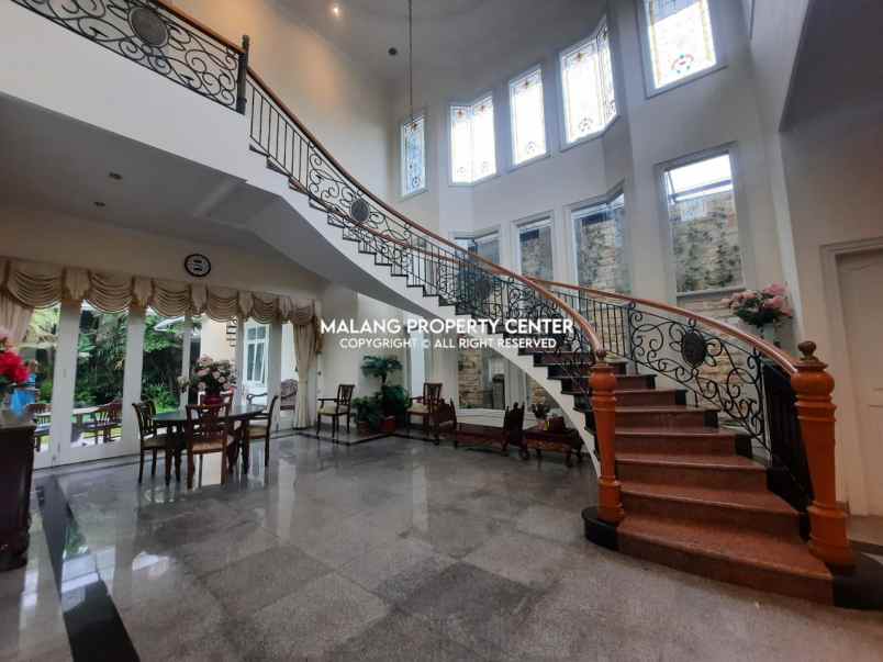 dijual rumah araya golf