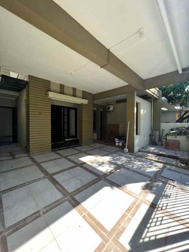 dijual rumah central park a yani