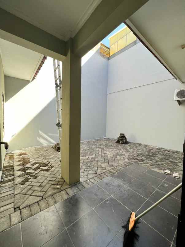 dijual rumah central park a yani