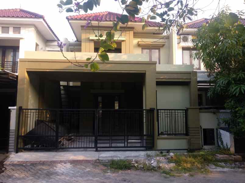 dijual rumah central park a yani